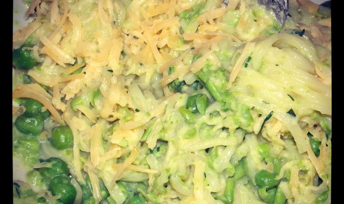 Тальятелли с зеленым горошком, кресс-салатом и пармезаном