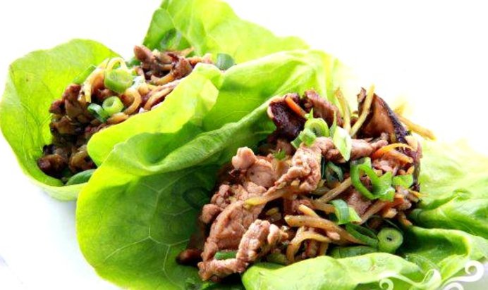 Азиатский салат со свининой и грибами