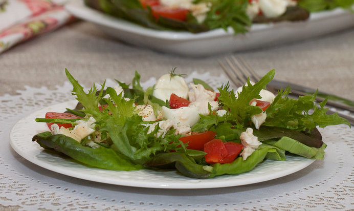 Салат с курицей и овощами