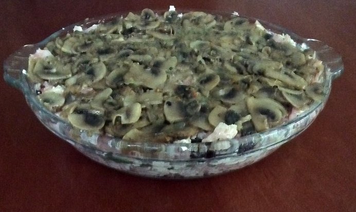 Салат с творогом, грибами и копченой курицей