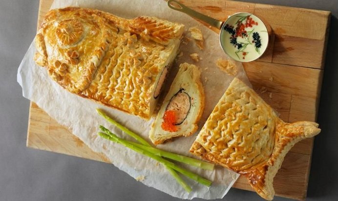 Салат из шпината с беконом, пряностями и оливковым маслом