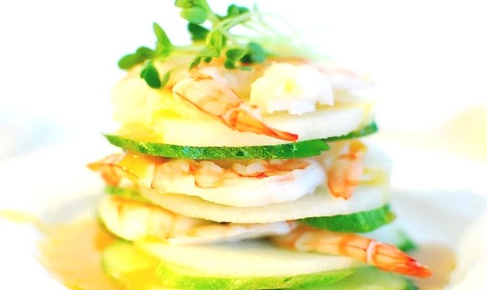 Салат с креветками и яблоком