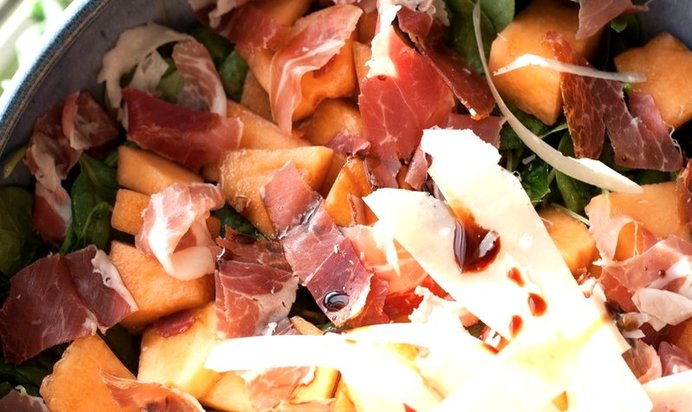 Салат с ветчиной и дыней