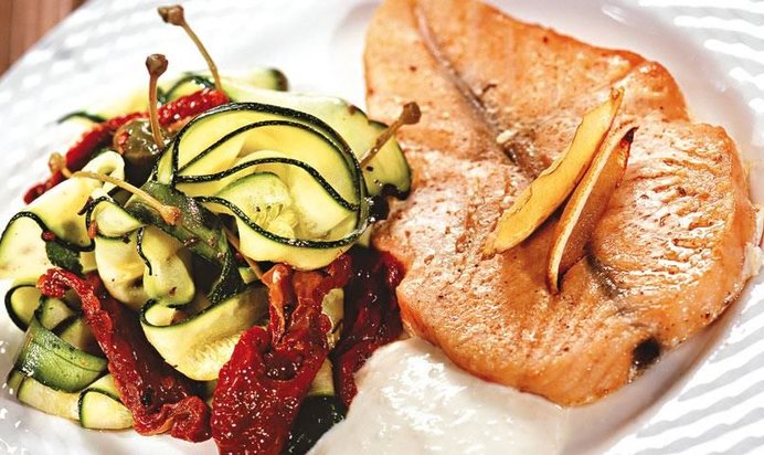 Лосось со сливочным соусом и салатом из цукини