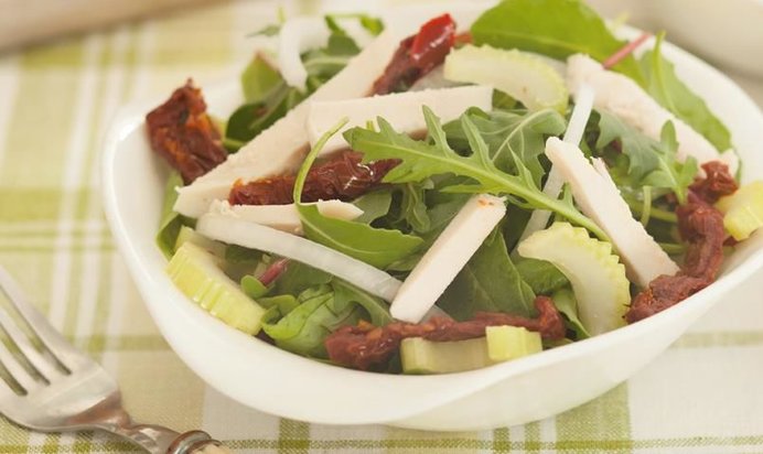 Салат с куриным филе и вялеными помидорами