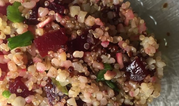 Салатик из свеклы, киноа и булгура
