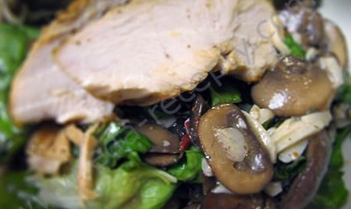 Грибной салат с куриной грудкой и перепелиными яйцами