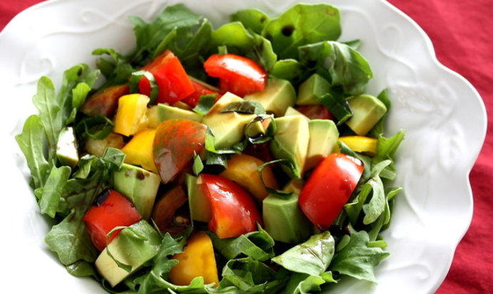 Салат с авокадо и томатами