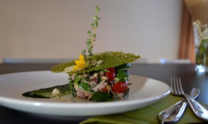 Теплый салат с копченой корейкой и шпинатом под зеленым перфорированным чипсом