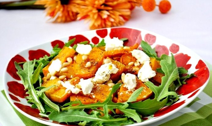 Теплый салат с тыквой, рукколой и кедровыми орешками
