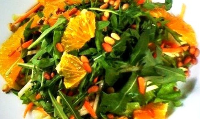 Салат с куриной грудкой, рукколой и апельсином