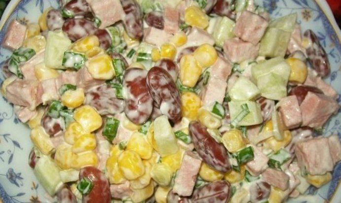 Салат с фасолью и ветчиной