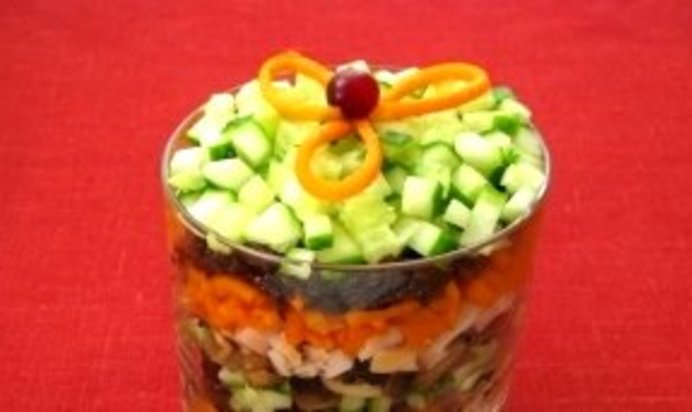 Салат с черносливом и грибами