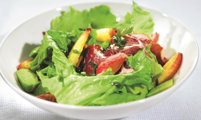 Салат из нектаринов, авокадо и ветчины