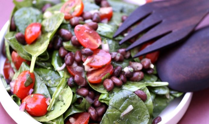 Салат с фасолью и помидорами