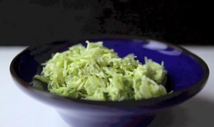 Салат из молодой капусты
