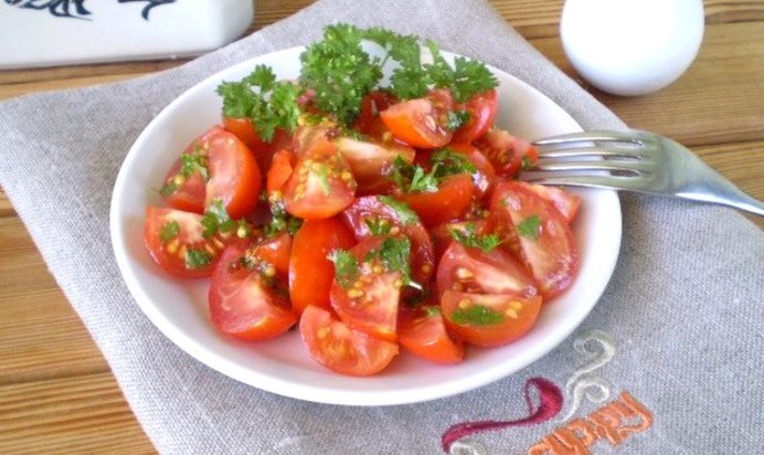 Помидоры кусочками с зеленью