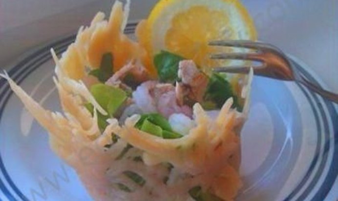 Сырные корзиночки: салат с креветками