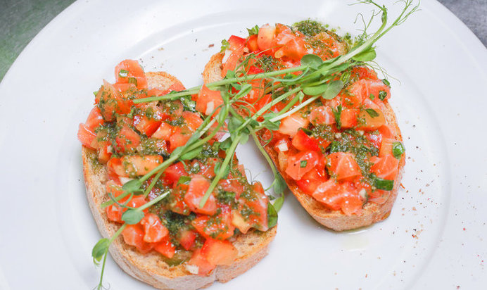 Брускетта с лососем и томатами