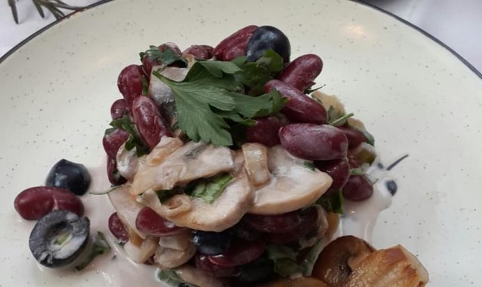 Салат из красной фасоли, шампиньонов и черных оливок