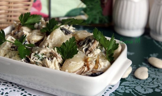Салат с курицей, шампиньонами и лимской фасолью