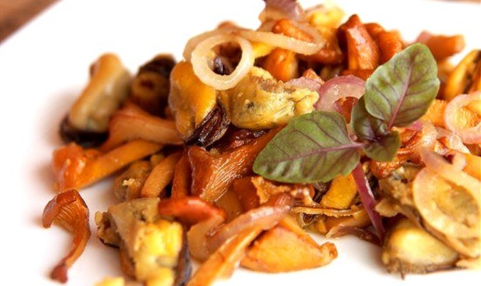 Грибной салат с грецкими орехами