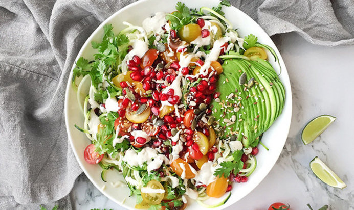 Салат с цукини и авокадо