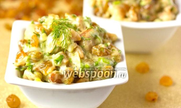 Салат с жареным куриным мясом и изюмом