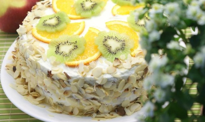 Салат из феттуччине с помидорами и базиликом