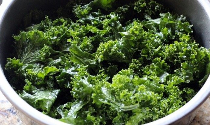 Простой салат с капустой кале