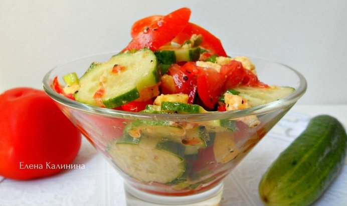Салат из огурцов и помидоров с домашним козьим сыром