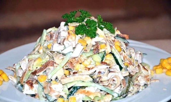 Салат с блинами и курицей