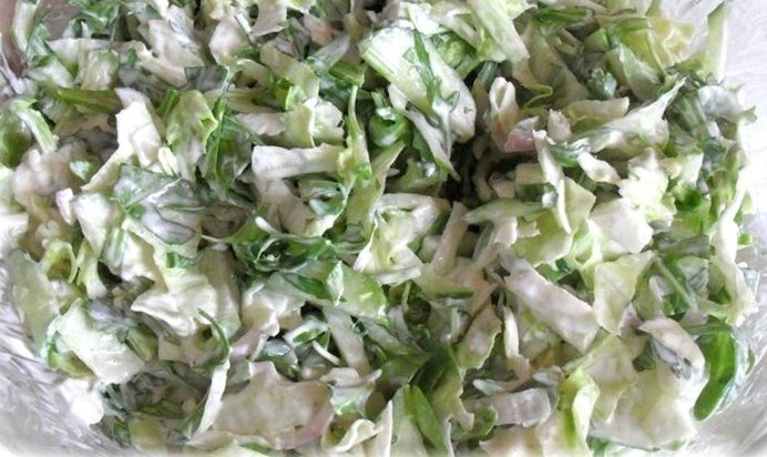 Свежий салат с огурцом, рукколой и салатом айсберг