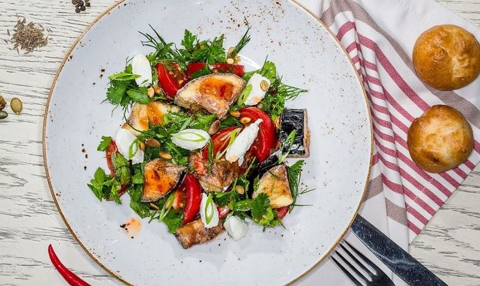 Салат с хрустящими баклажанами