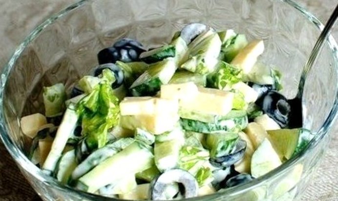 Огуречный салат с маслинами и сыром
