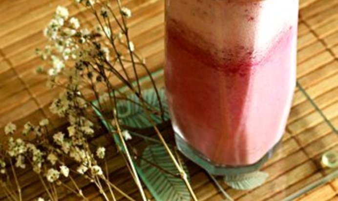 Смузи из свежих ягод с ванильным мороженым