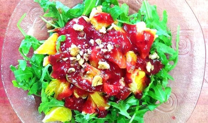Салат с апельсином и рукколой с клюквенной заправкой