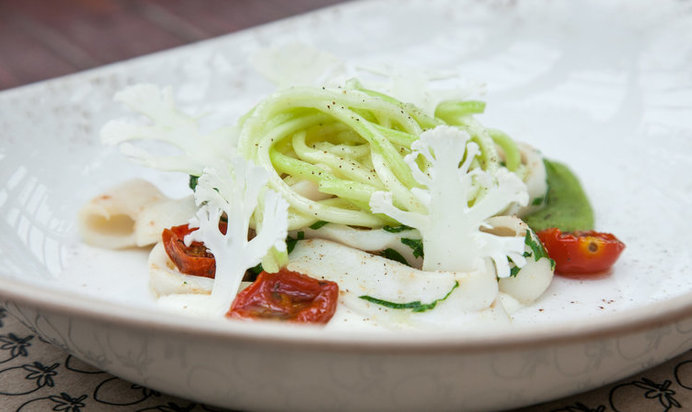 Теплый салат с кальмарами