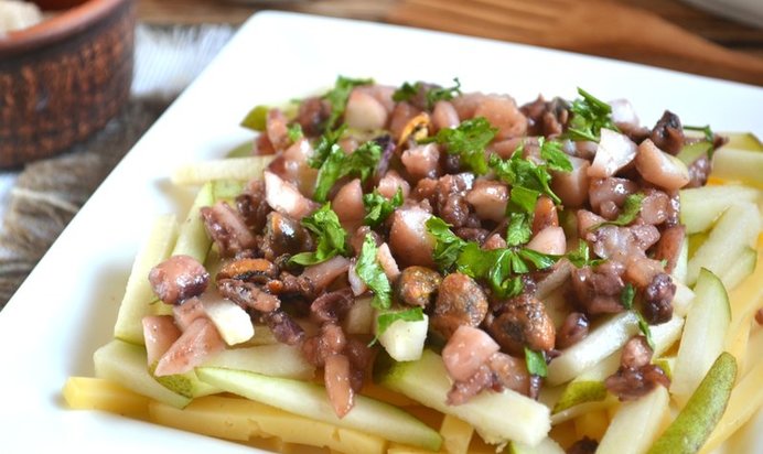 Морской салат с кальмарами и креветками