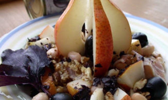 Фасолевый салат с базиликом и оливками