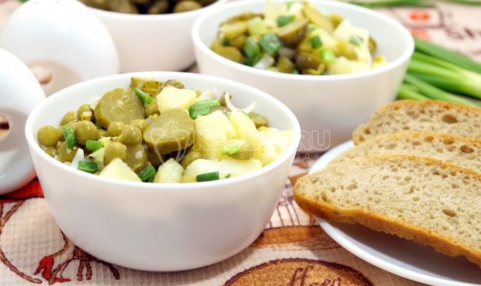 Картофельный салат с зелёным горошком