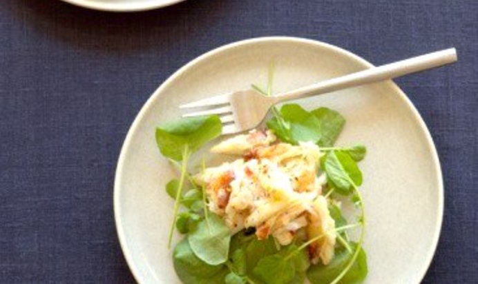 Салат с авокадо, грушей и крабовыми палочками