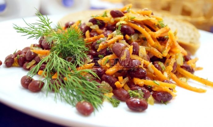 Салат с фасолью