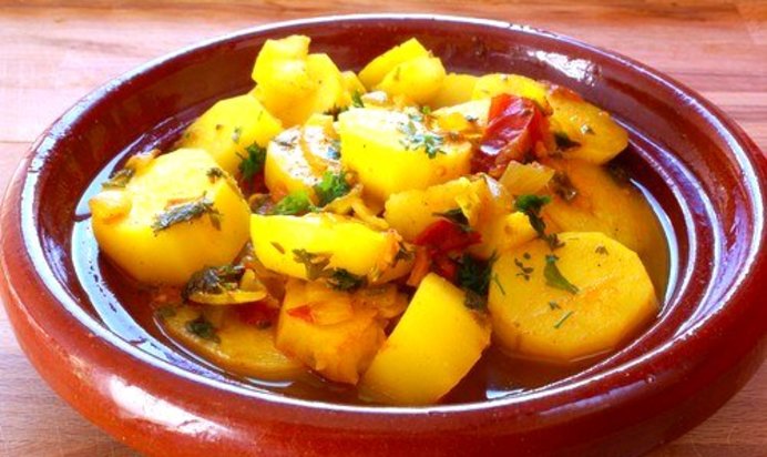 Картофельный салат с клюквой и яблочным соусом