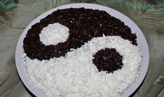 Салат Инь Ян с черносливом
