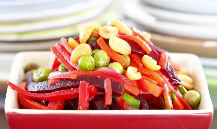 Теплый салат из молодых овощей