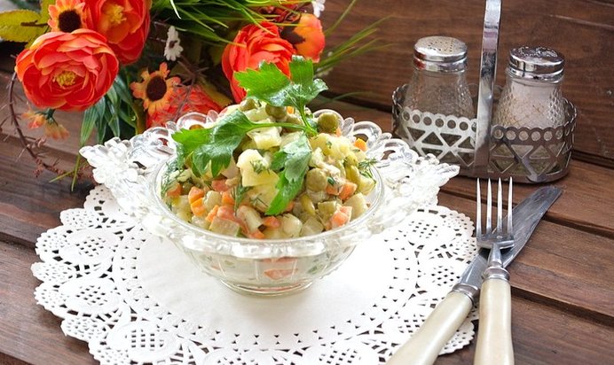 Картофельный салат с кальмарами и огурцами