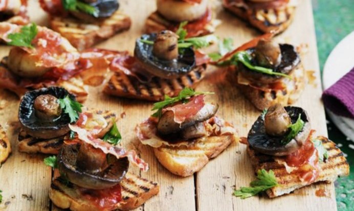 Брускетта с грибами и ветчиной