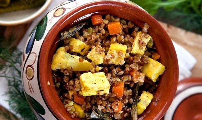 Гречка с овощами и сыром в горшочке