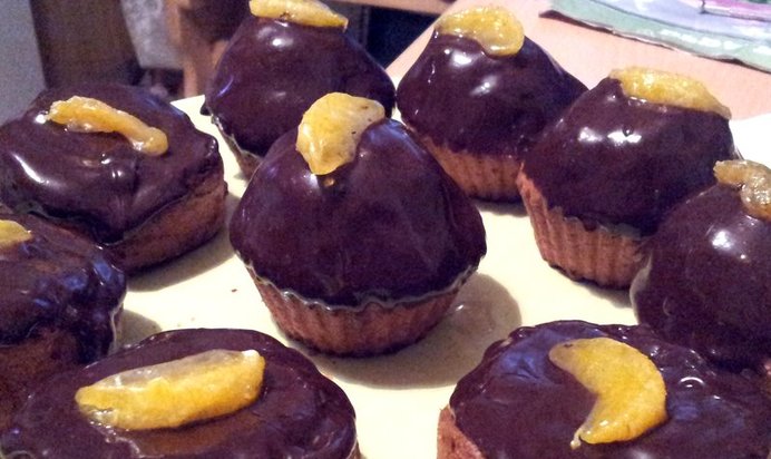 Мандариновые кексы с шоколадной глазурью